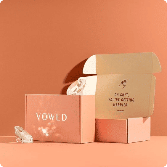Ide Packaging Mewah yang Membuat Konsumen Tak Berpikir Lama Membelinya 4 4 Jika dianalogikan, packaging itu ibarat wajah dari seseorang. Semakin cantik, menarik, dan bernilai tinggi, maka semakin banyak konsumen yang ingin memilikinya. Untuk itu, penting bagimu merancang ide packaging mewah yang akan membuat konsumen tidak berpikir lama untuk membelinya. Ide Packaging Mewah