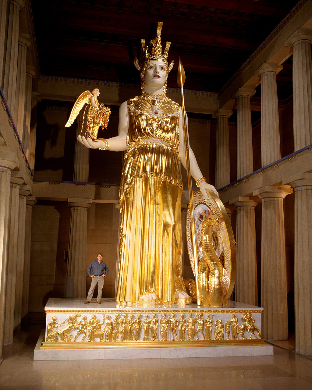 Alan Lequire, Copy of Phidias Athena Parthenos. Photo: Wikimedia Commons (29589)