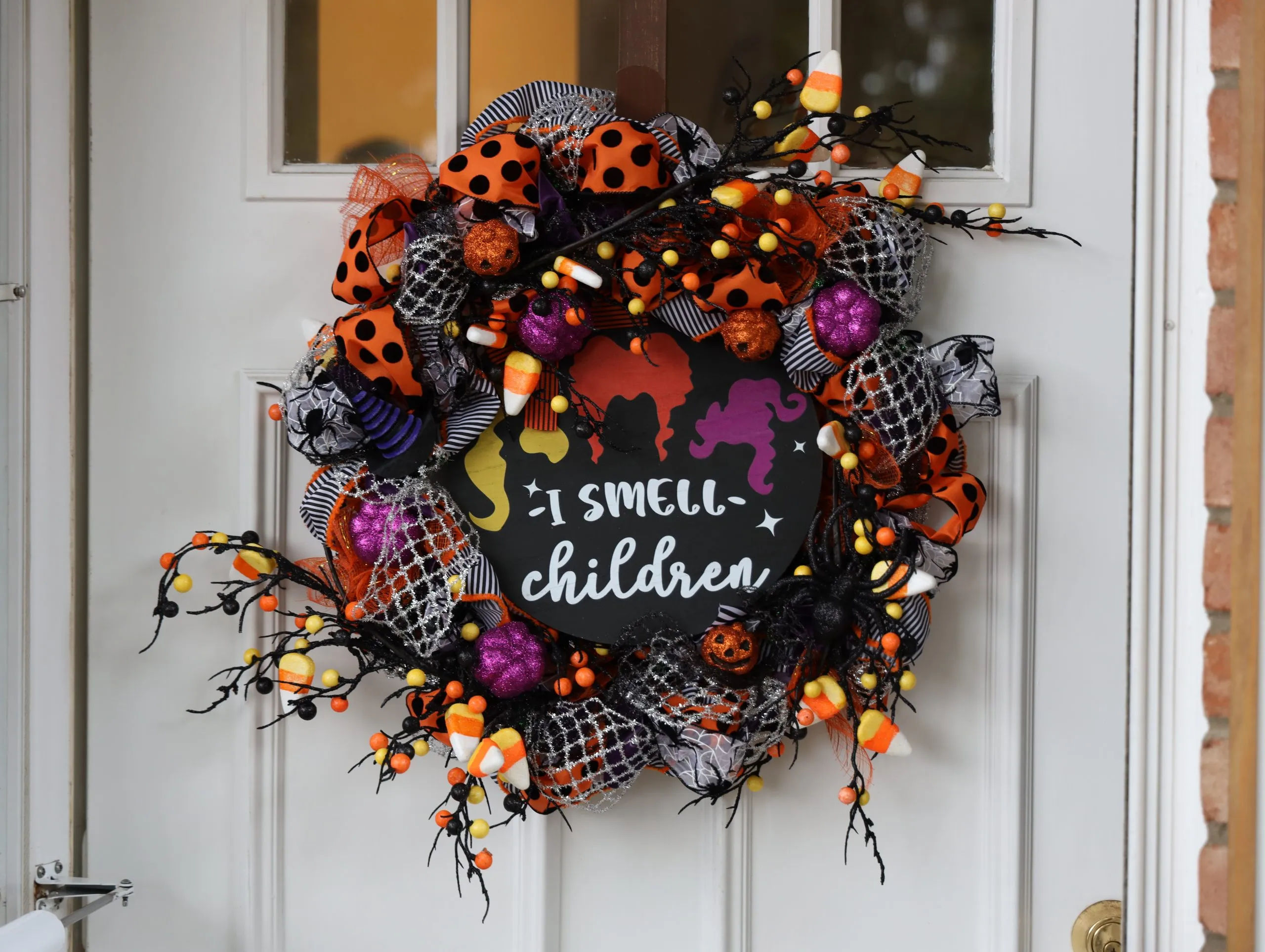 35 Glorious Hocus Pocus Crafts for a Spook-tacular Halloween 23 hocus pocus wreath