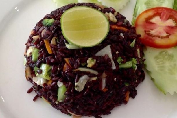 ข้าวดำผัดผักรวม
