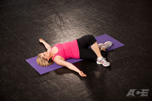 Lying crossover stretch: Benefits & alternatives