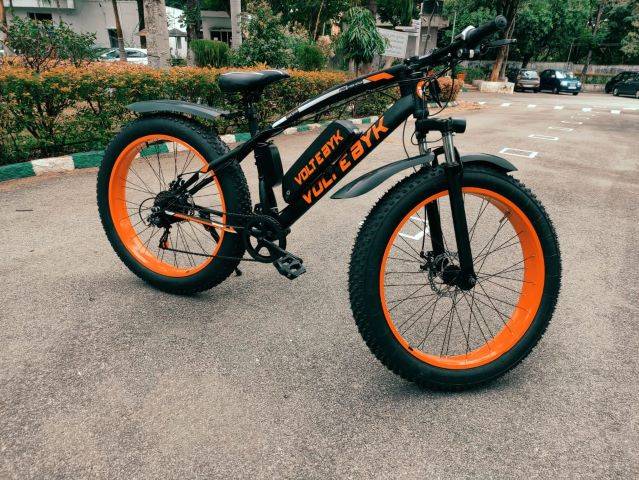 Electric bicycles with detachable batteries, LED displays, and powerful motors for daily commuting.