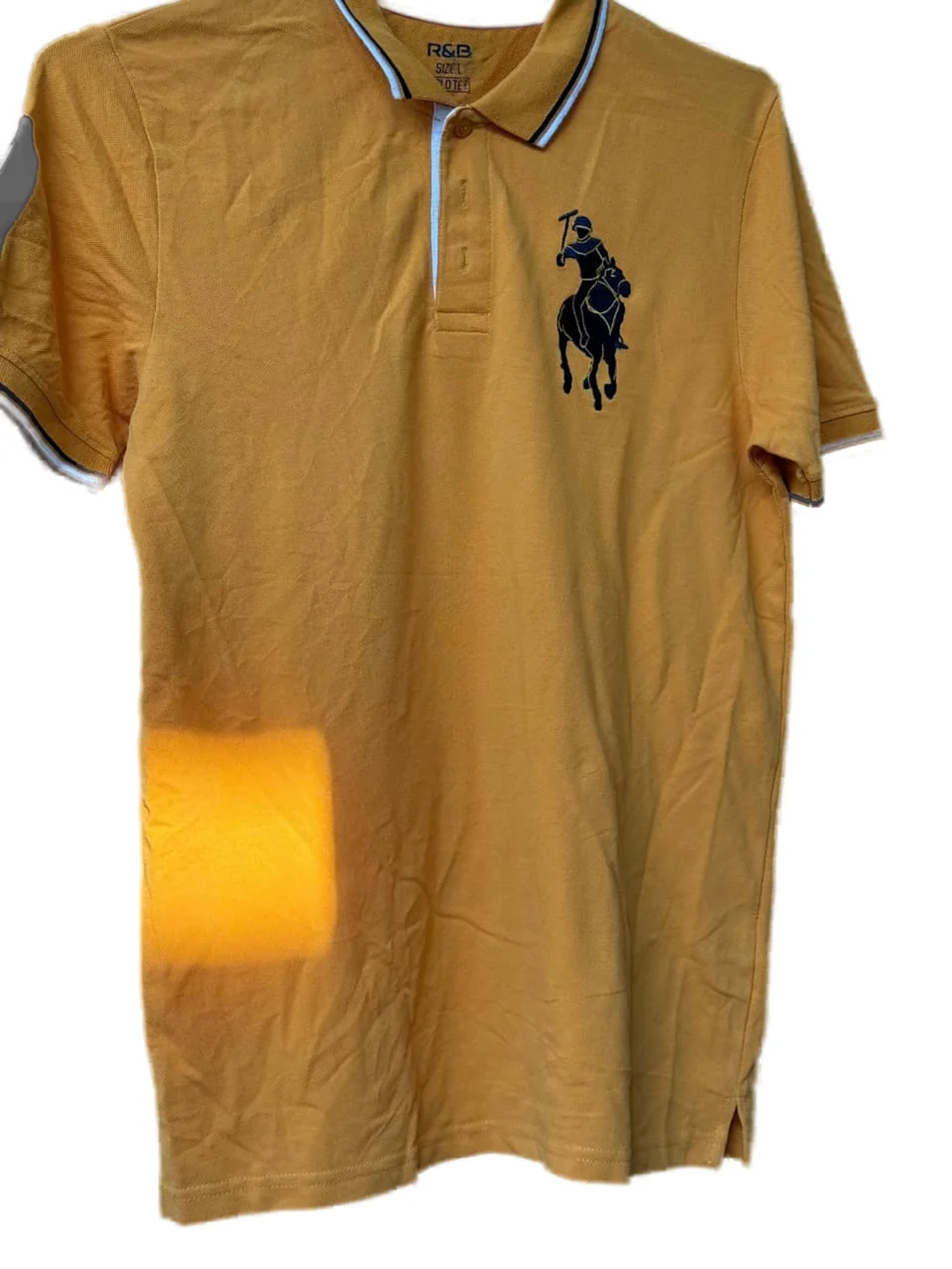 Polo Masculina Mostarda com Logótipo Bordado — Gola com Riscas, Piqué