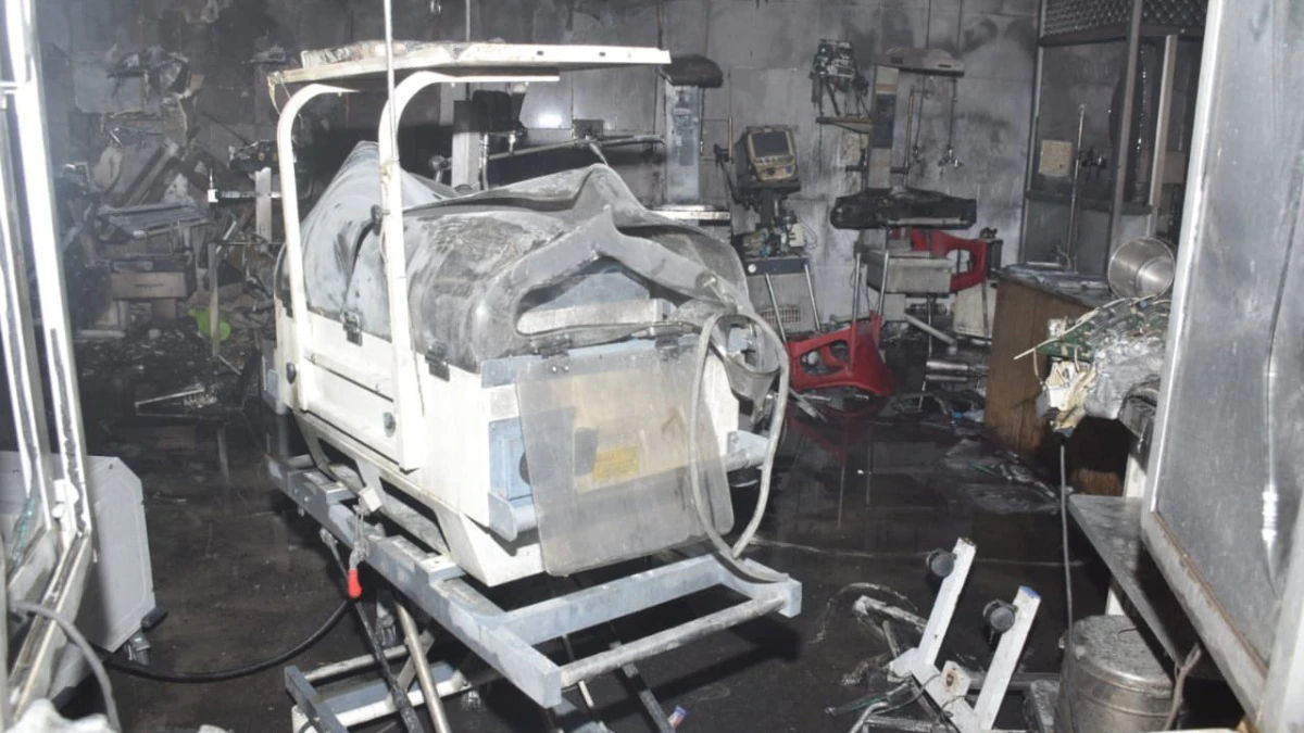 Jhansi Medical College Fire: નર્સે દીવાસળી સળગાવી અને વોર્ડમાં આગ લાગી, 10 બાળકોના કરુણ મોત અને અગ્નિશામક સિલિન્ડર 4 વર્ષથી એક્સપાયર હતું 2 Jhansi%20Medical%20College%20Fire%201