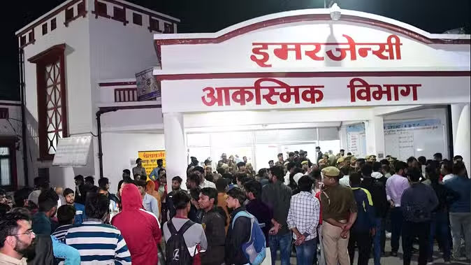 Jhansi Medical College Fire: નર્સે દીવાસળી સળગાવી અને વોર્ડમાં આગ લાગી, 10 બાળકોના કરુણ મોત અને અગ્નિશામક સિલિન્ડર 4 વર્ષથી એક્સપાયર હતું 8 Jhansi%20Medical%20College%20Fire%203