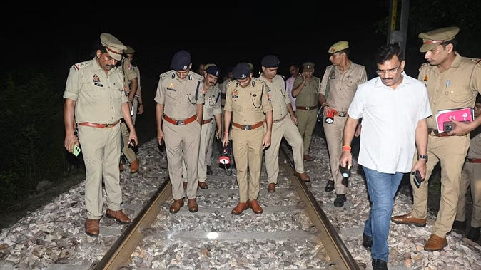 Kalindi Express: પાટા પર દટાયેલો સિલિન્ડર... પેટ્રોલ બોમ્બ અને દારૂગોળો નજીકમાં રાખવામાં આવ્યો જેથી ટ્રેન વિસ્ફોટથી અથડાય; જાણો શું છે મામલો 3 Untitled%2011