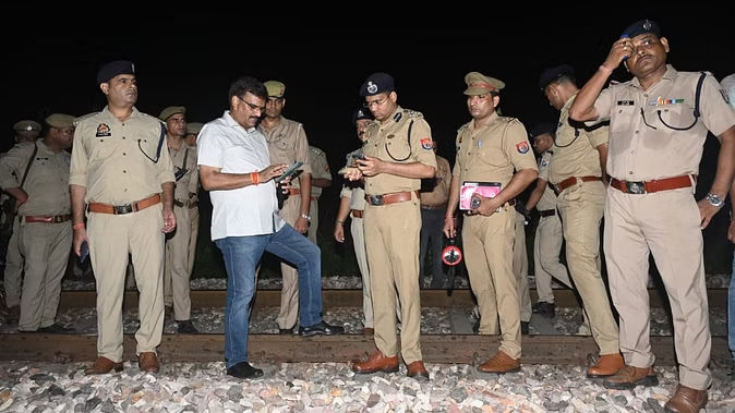 Kalindi Express: પાટા પર દટાયેલો સિલિન્ડર... પેટ્રોલ બોમ્બ અને દારૂગોળો નજીકમાં રાખવામાં આવ્યો જેથી ટ્રેન વિસ્ફોટથી અથડાય; જાણો શું છે મામલો 5 Untitled%2012