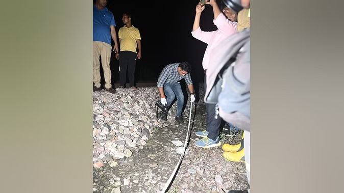 Kalindi Express: પાટા પર દટાયેલો સિલિન્ડર... પેટ્રોલ બોમ્બ અને દારૂગોળો નજીકમાં રાખવામાં આવ્યો જેથી ટ્રેન વિસ્ફોટથી અથડાય; જાણો શું છે મામલો 13 Untitled%2014