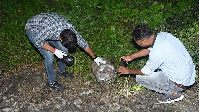 Kalindi Express: પાટા પર દટાયેલો સિલિન્ડર... પેટ્રોલ બોમ્બ અને દારૂગોળો નજીકમાં રાખવામાં આવ્યો જેથી ટ્રેન વિસ્ફોટથી અથડાય; જાણો શું છે મામલો 4 Untitled%2016