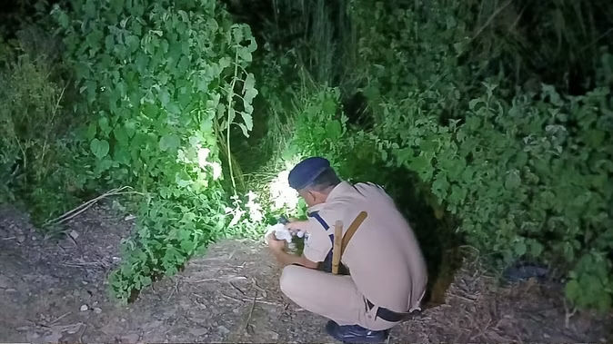 Kalindi Express: પાટા પર દટાયેલો સિલિન્ડર... પેટ્રોલ બોમ્બ અને દારૂગોળો નજીકમાં રાખવામાં આવ્યો જેથી ટ્રેન વિસ્ફોટથી અથડાય; જાણો શું છે મામલો 11 Untitled%2017