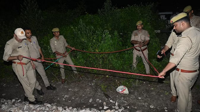 Kalindi Express: પાટા પર દટાયેલો સિલિન્ડર... પેટ્રોલ બોમ્બ અને દારૂગોળો નજીકમાં રાખવામાં આવ્યો જેથી ટ્રેન વિસ્ફોટથી અથડાય; જાણો શું છે મામલો 14 Untitled%2018