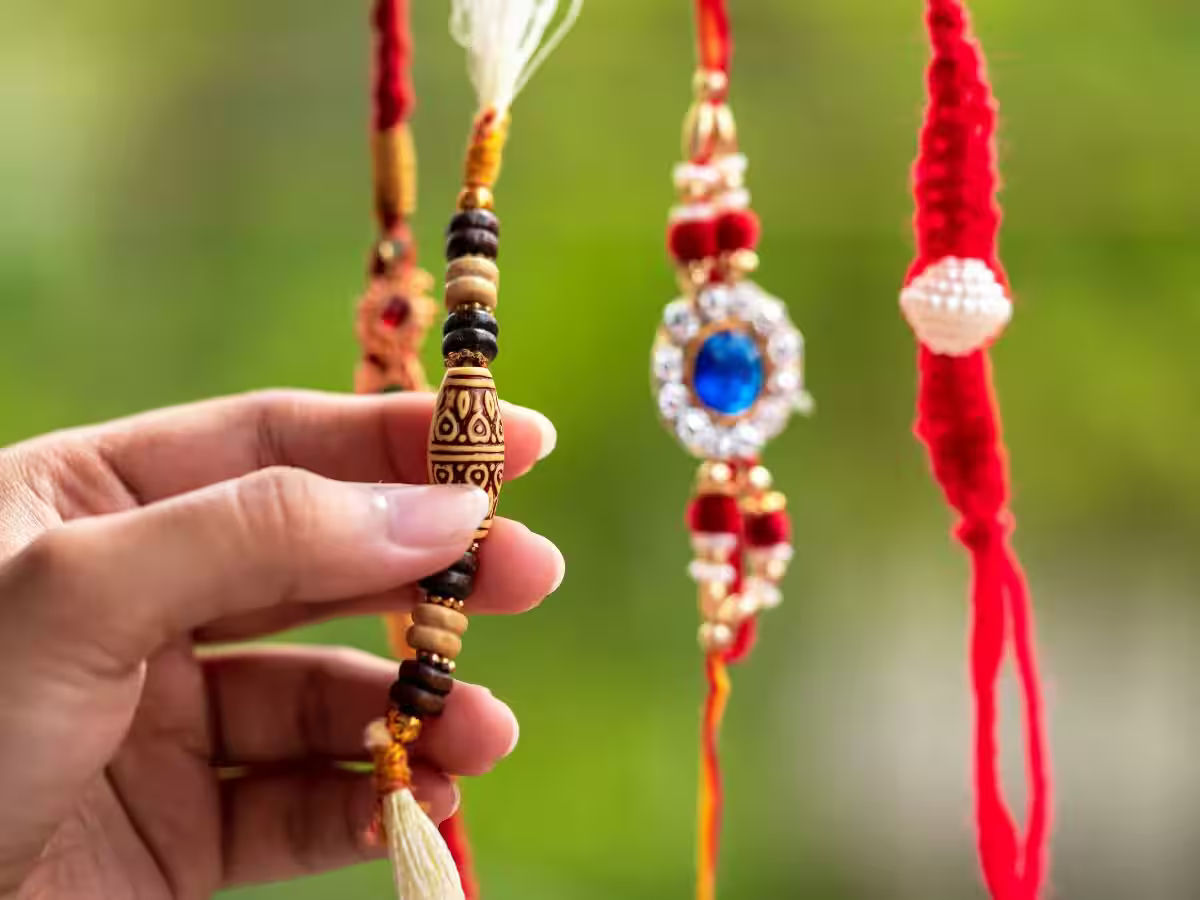 ઓનલાઈન રાખડી (Rakhi) ખરીદતા પહેલાં સાવધાન: રક્ષાબંધન પર 7 પ્રકારના સાયબર સ્કેમથી બચો, એક ક્લિકમાં ખાતું થઈ શકે ખાલી 2 e0832a37b7912634ee725b9d6311c0d81659963880015498 original