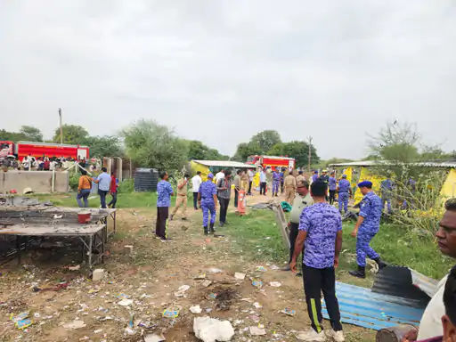 અમદાવાદ (Ahmedabad) માં ફટાકડાની ગેરકાયદે ફેક્ટરીમાં ભીષણ આગ લાગી; 8 લોકોના મોત, 15 ગંભીર ઘાયલ. 5 whatsapp image 2026 07 18 at 40829 pm 1784372715