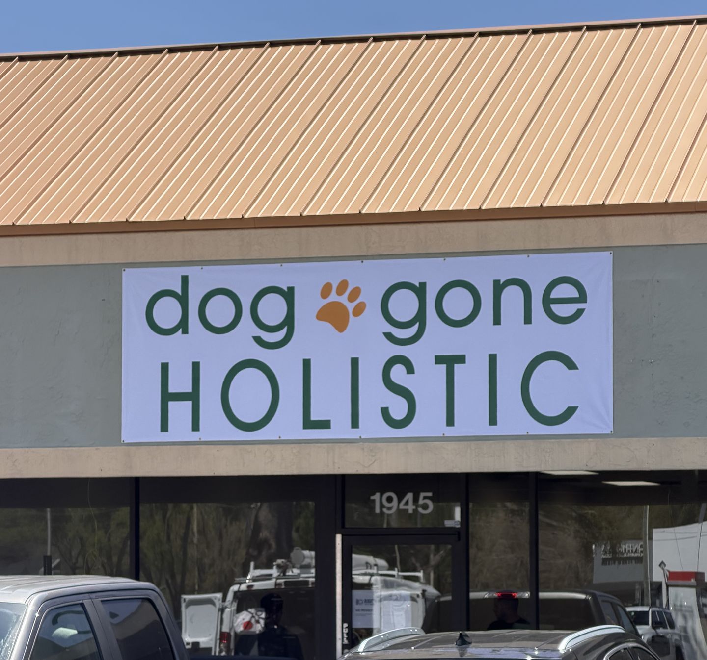 Local pet supply store in Brandon, FL