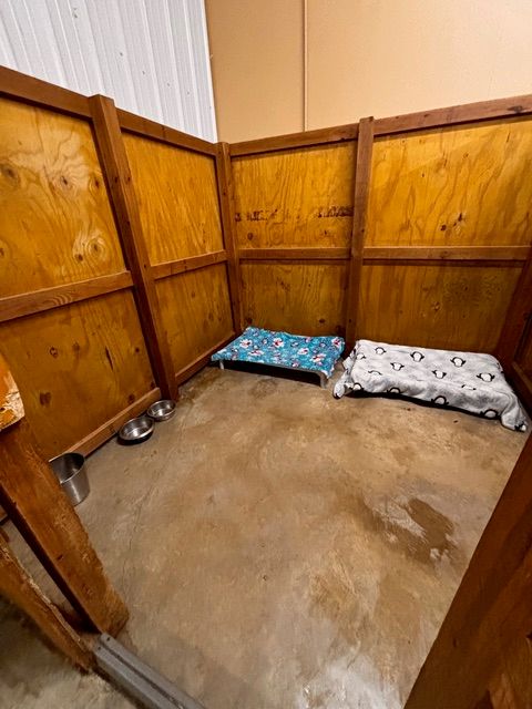 Suite boarding room