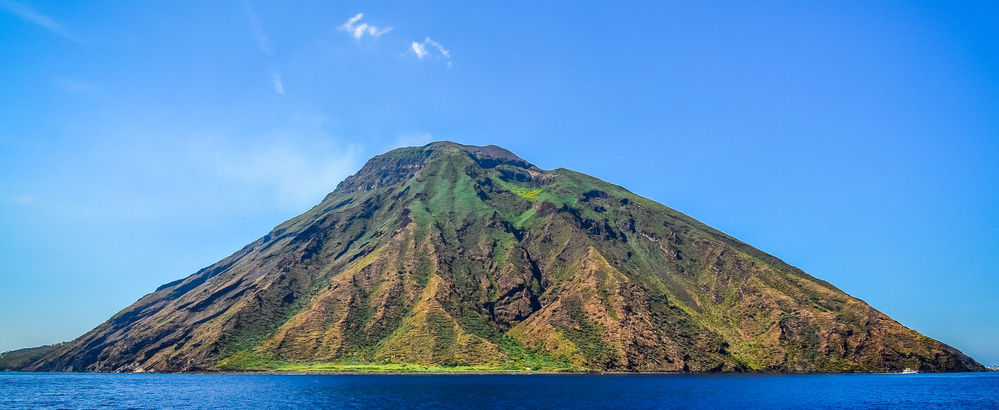 sicily guide holiday information sicilian cities cefalu trips aeolian islands vulcano