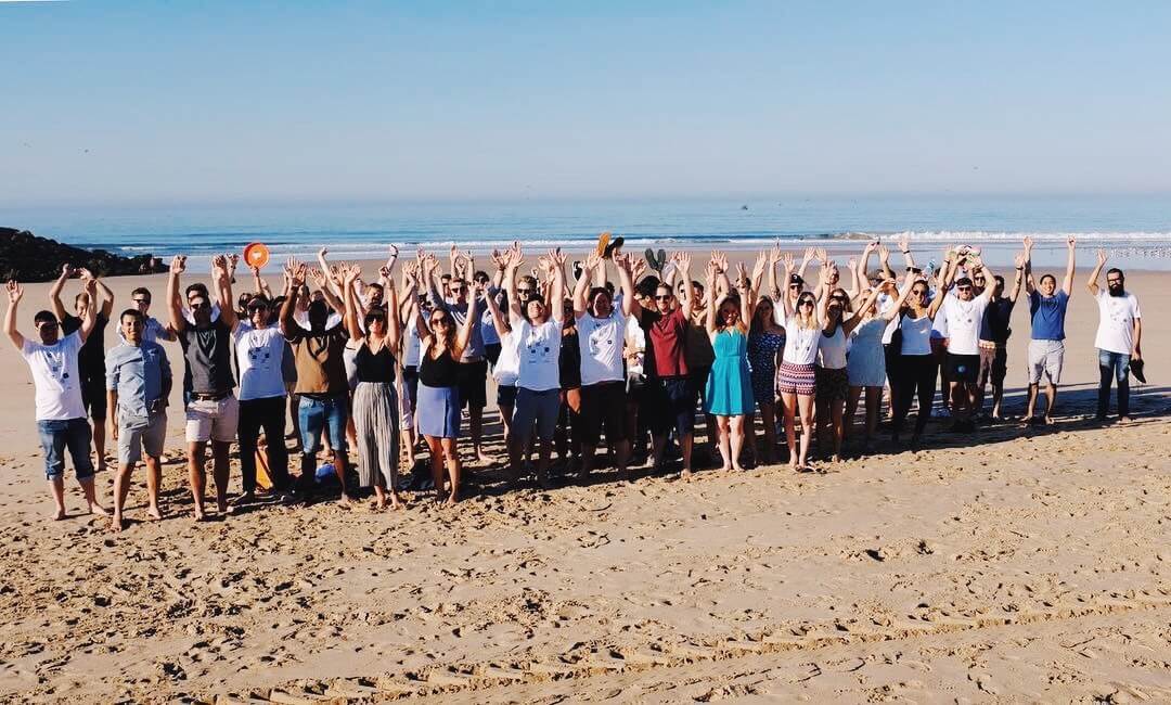 WHAT MAKES A GREAT LARGE-GROUP TEAM BUILDING ACTIVITY