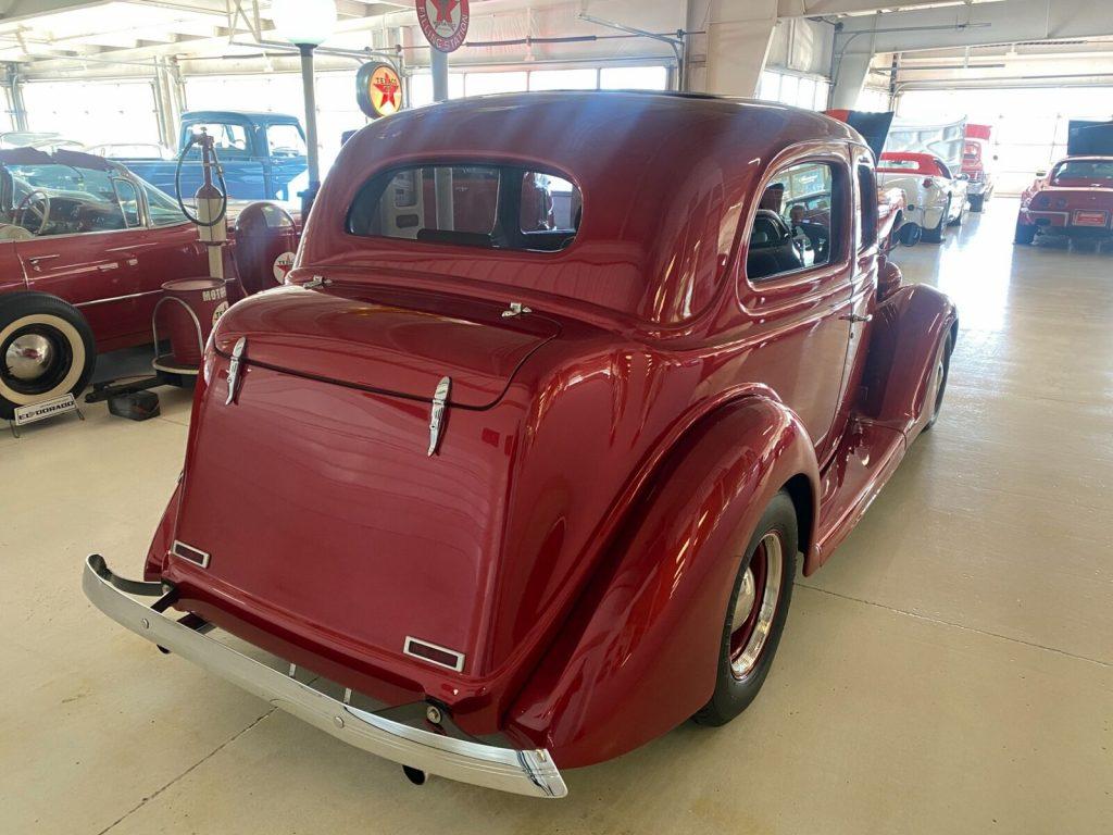 1936 Ford Sedan 2-Door Humpback