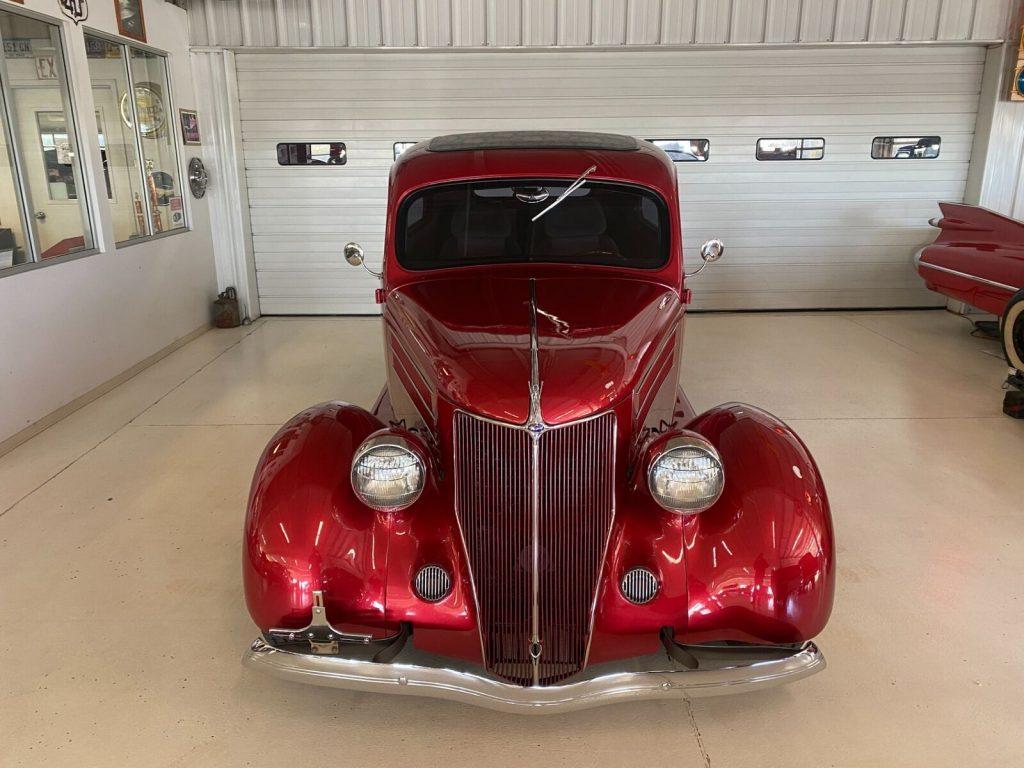 1936 Ford Sedan 2-Door Humpback
