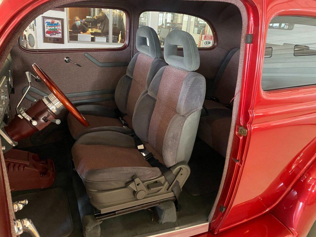 1936 Ford Sedan 2-Door Humpback