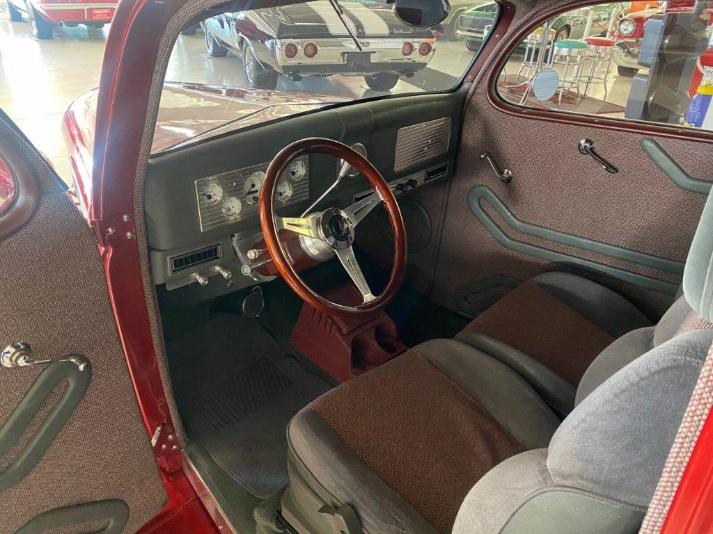 1936 Ford Sedan 2-Door Humpback