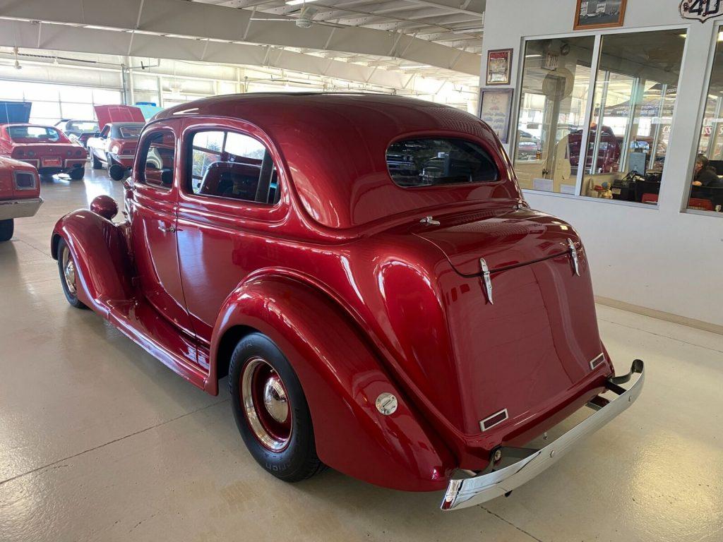 1936 Ford Sedan 2-Door Humpback