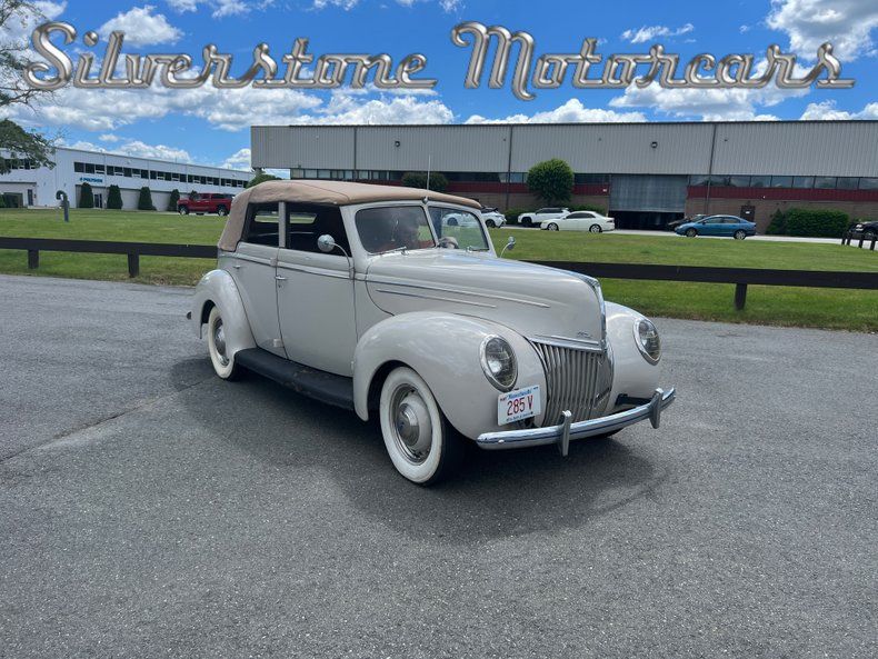 1939 Ford Deluxe Convertible Sedan