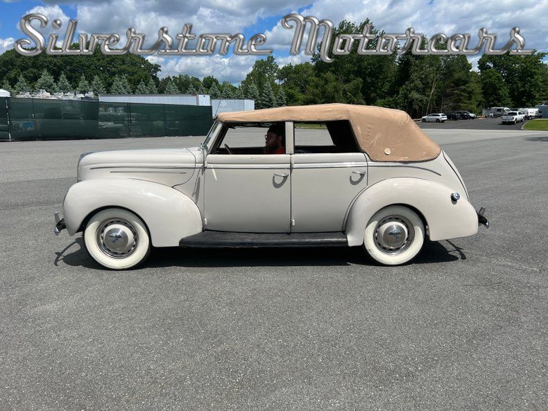 1939 Ford Deluxe Convertible Sedan