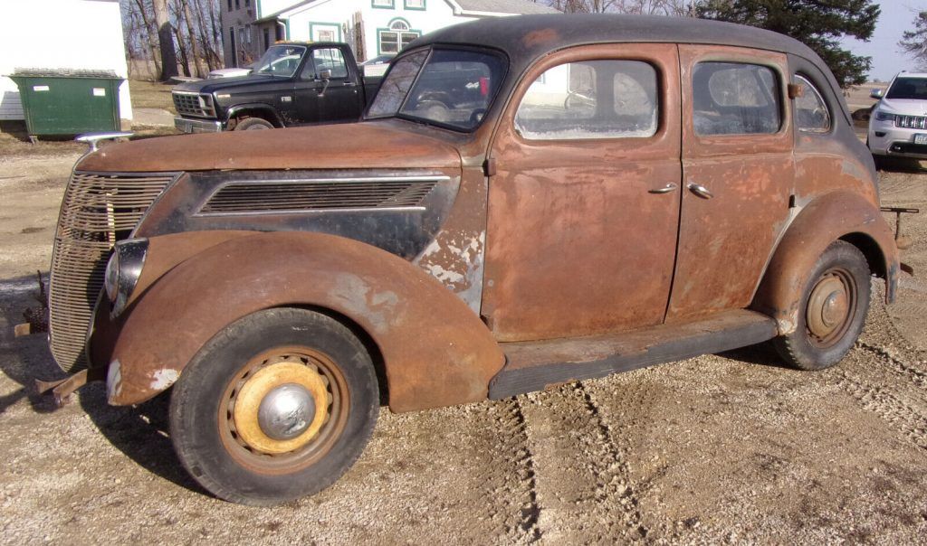 1937 Ford 4 door Sedan V8 FLAT HEAD