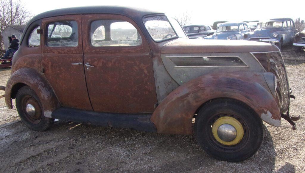 1937 Ford 4 door Sedan V8 FLAT HEAD