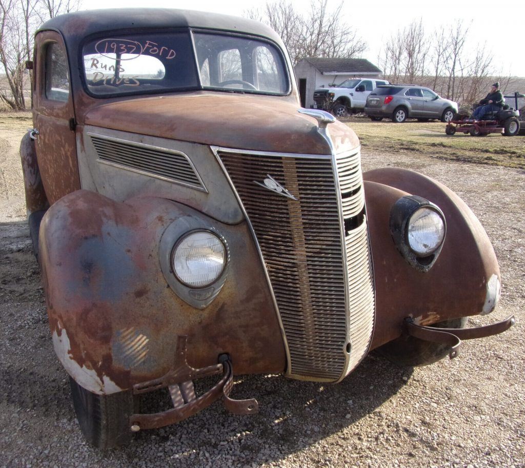 1937 Ford 4 door Sedan V8 FLAT HEAD
