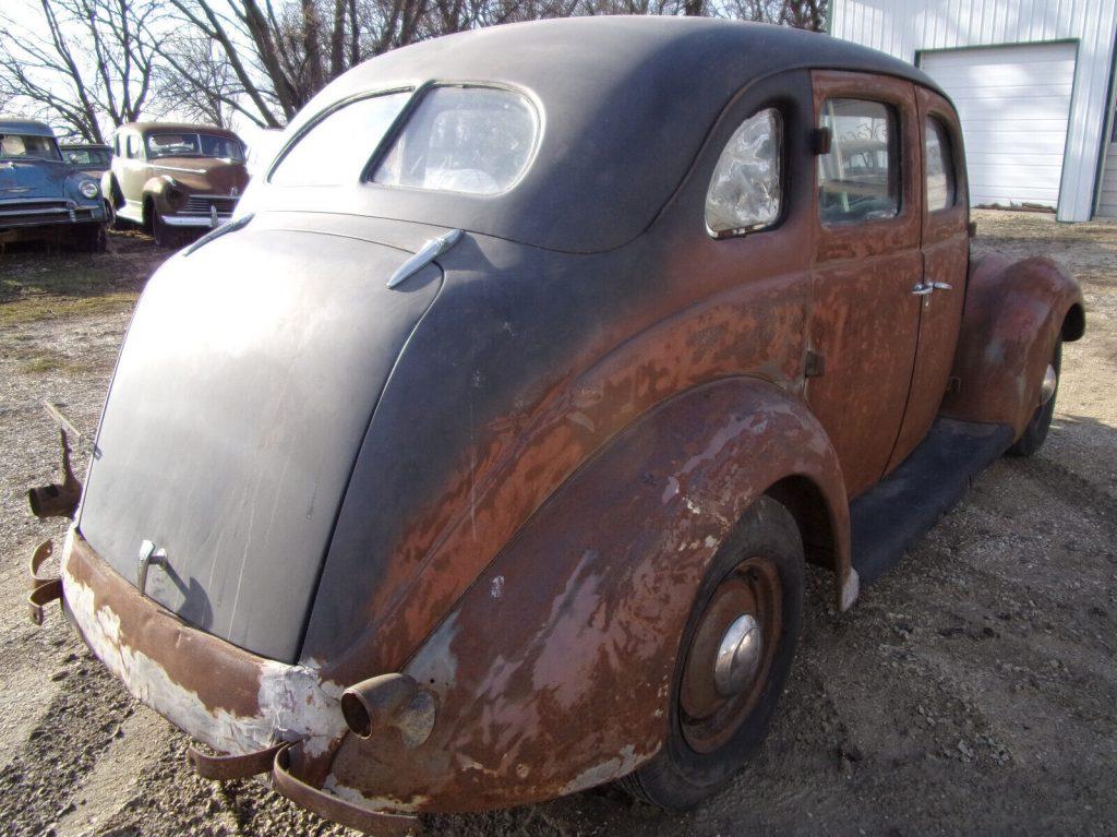 1937 Ford 4 door Sedan V8 FLAT HEAD