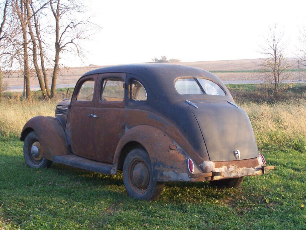 1937 Ford 4 door Sedan V8 FLAT HEAD