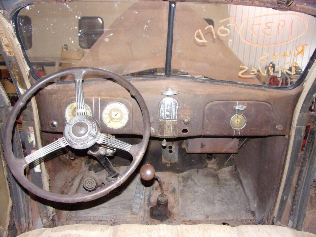 1937 Ford 4 door Sedan V8 FLAT HEAD