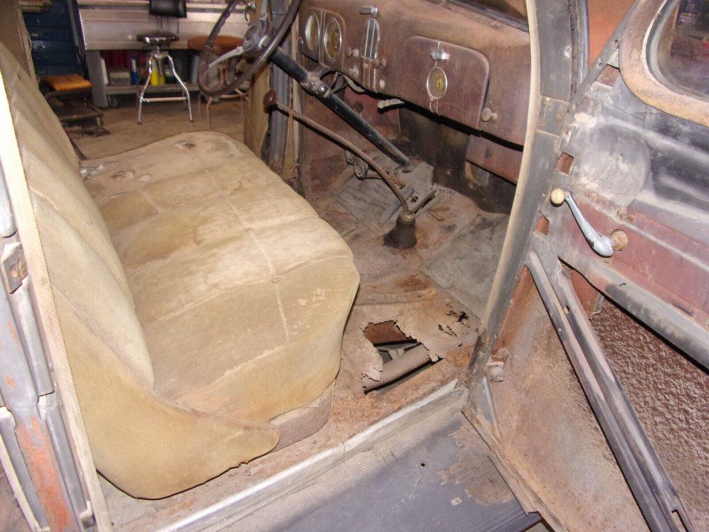 1937 Ford 4 door Sedan V8 FLAT HEAD