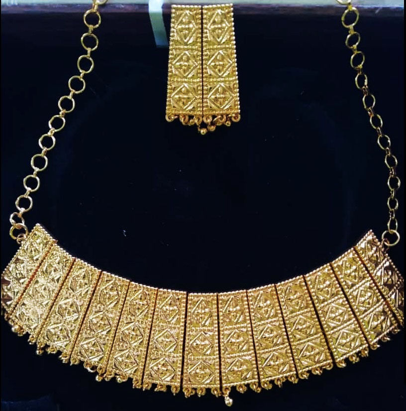 Golden Treasures: Captivating Women's Necklaces in Gold