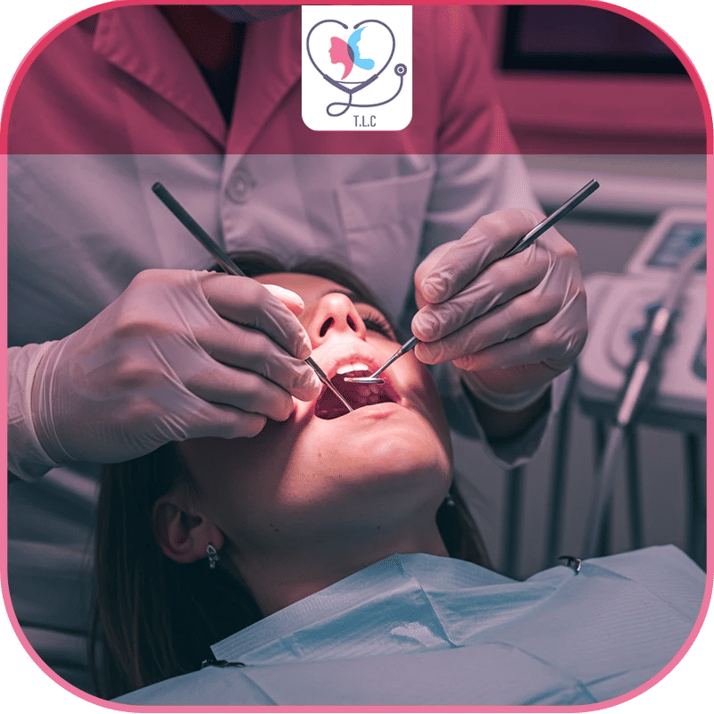 طبيبة أسنان تفحص مريضة، تمثل أحد مضاعفات جفاف الفم وهو تسوس الأسنان والتهابات اللثة التي تستدعي زيارة الطبيب