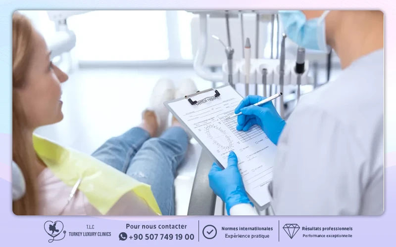 Dentiste remplissant une fiche de consultation avec une patiente