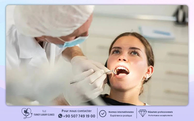 Dentiste examinant les dents d’une patiente au fauteuil