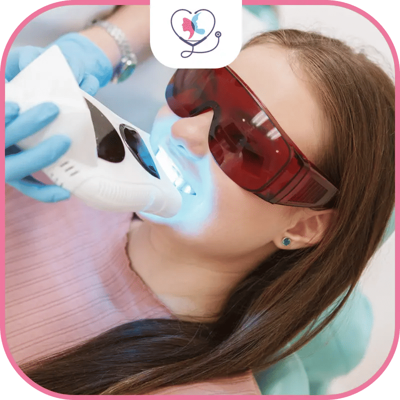 مريضة تخضع لجلسة تبييض الأسنان بالزوم في عيادة تركيا لاكشري كلينك باستخدام أحدث الأجهزة