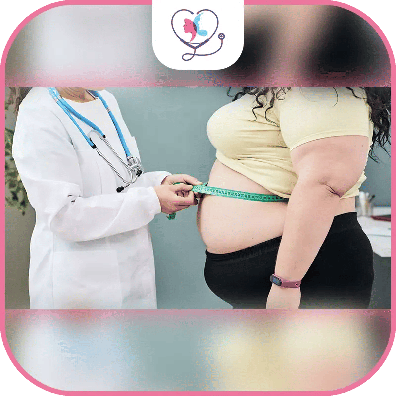 طبيبة في عيادة تركيا لاكشري كلينك تقيس محيط خصر مريضة خلال استشارة لعمليات السمنة