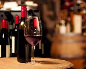 iStock-176482371 bicchiere mezzo pieno di vino rosso a Geilo