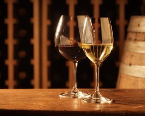 iStock-187264013 Bicchieri di vino bianco mezzi pieni sul bancone di un corso di vino a Geilo