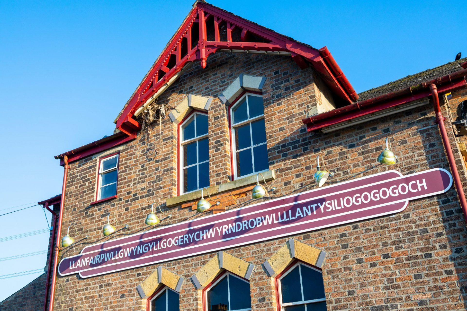 Llanfairpwllgwyngyllgogerychwyrndrobwllllantysiliogogogoch
