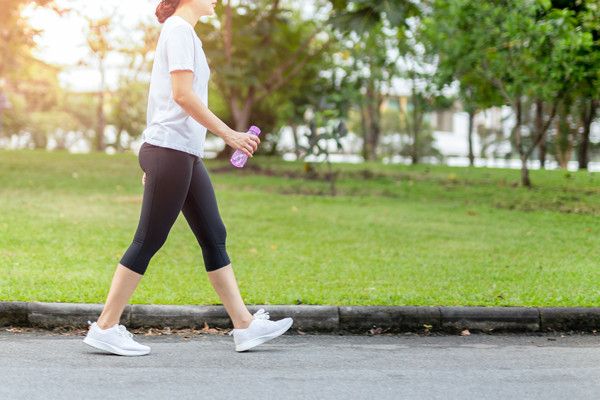 Punya Banyak Manfaat, Ini 6 Tips Mudah Olahraga Jalan Sehat atau Power Walking