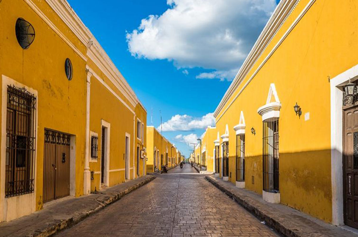 Terreno en desarrollo en Izamal, Yucatán, con maquinaria y áreas de construcción.