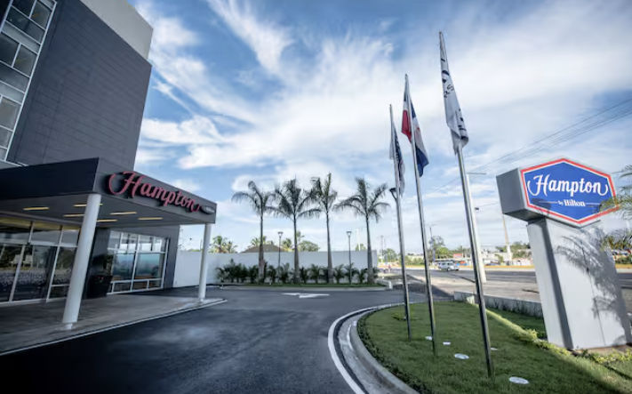 Main entrance and exterior sign of the Hampton by Hilton Santo Domingo Las Americas hotel