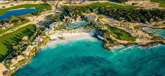 Vista aérea panorámica del resort Eden Roc Cap Cana con playa de arena blanca, aguas turquesas y campo de golf en Punta Cana