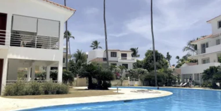 Piscina exterior y villas de lujo en Las Terrazas VIP Pool Beach Club y Spa en Punta Cana