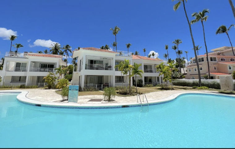 Piscina exterior y villas de lujo en Las Terrazas VIP Pool Beach Club y Spa en Punta Cana"
